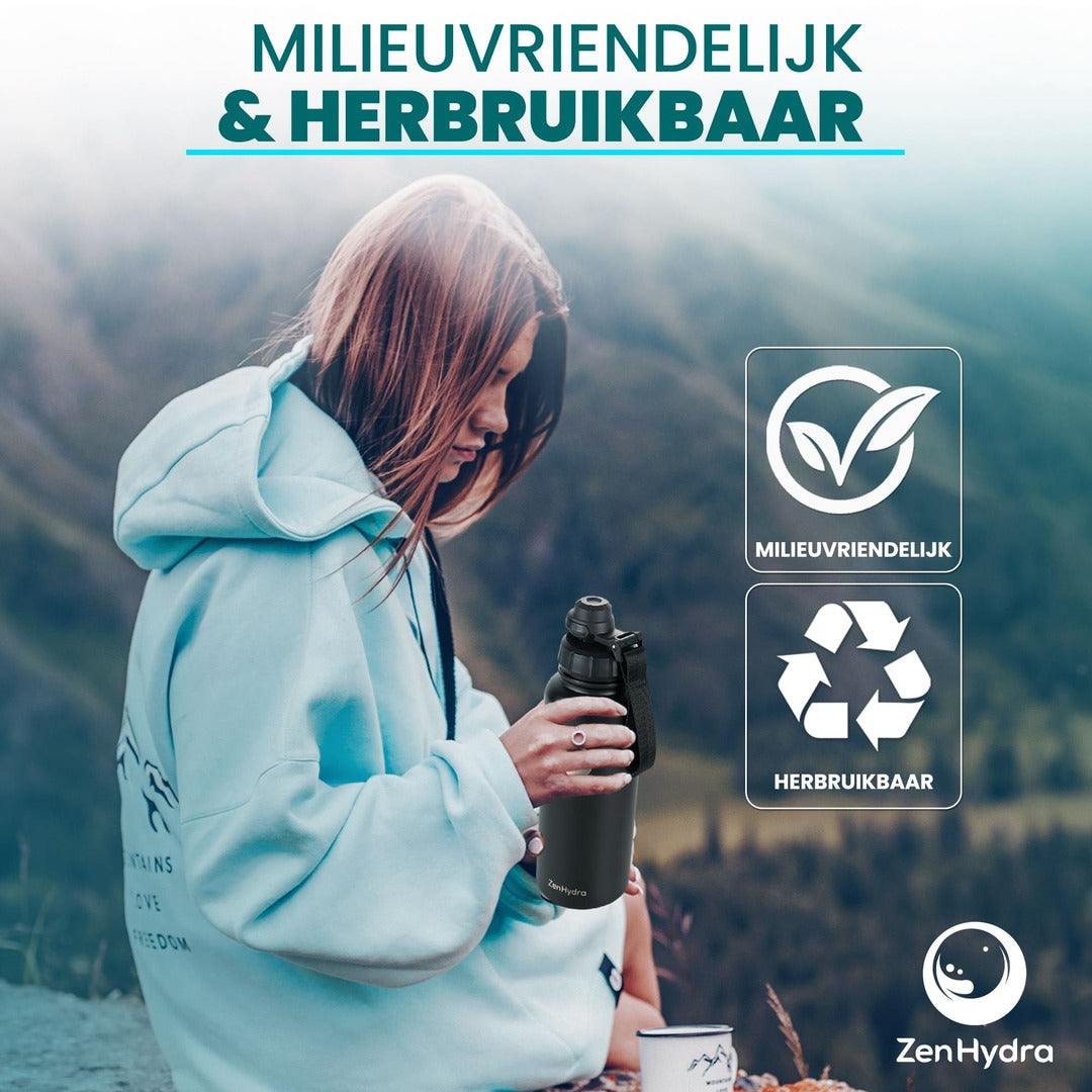 Vrouw met een ZenHydra drinkfles op een berg