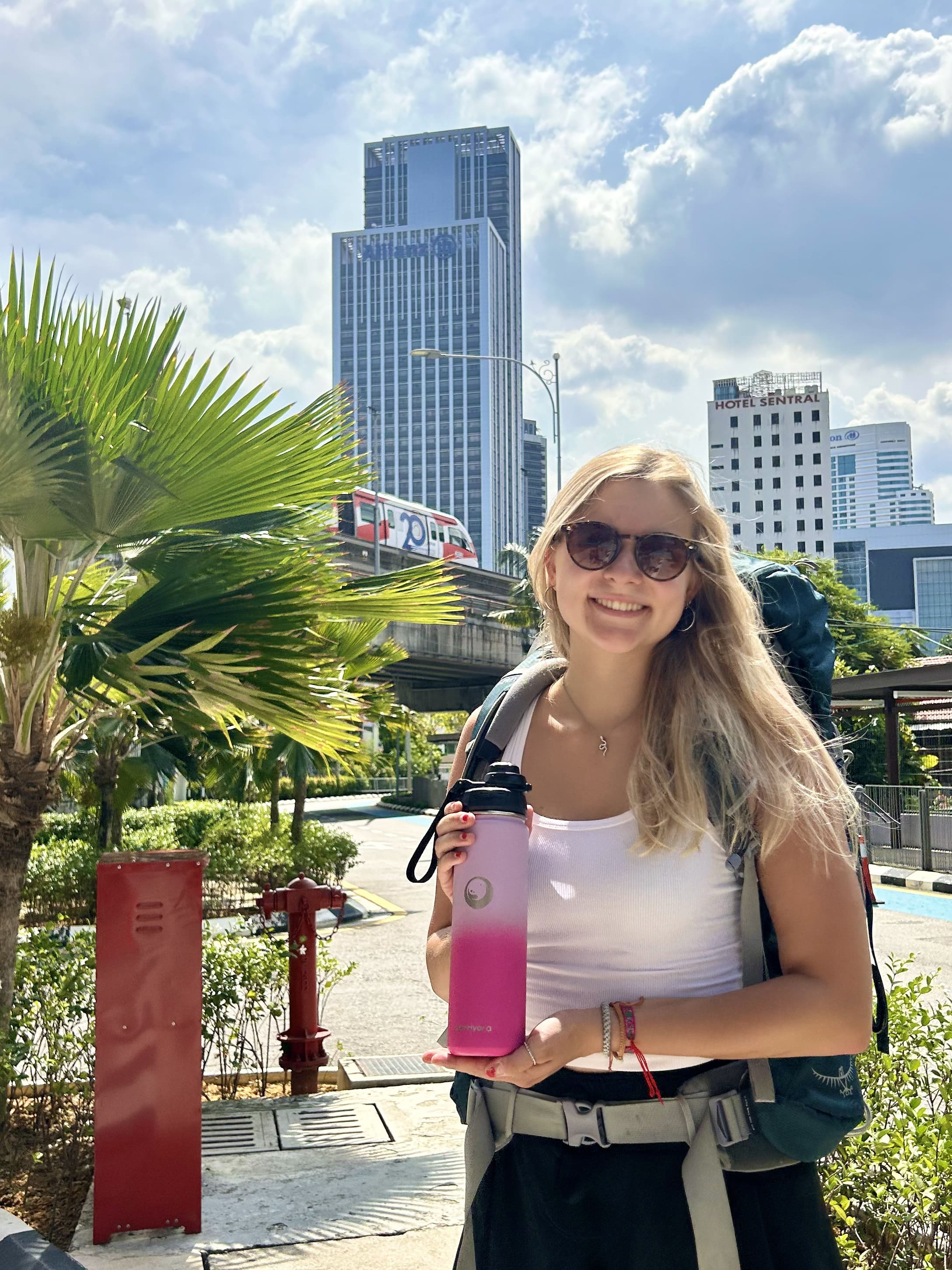 Vrouw met roze zenhydra fles