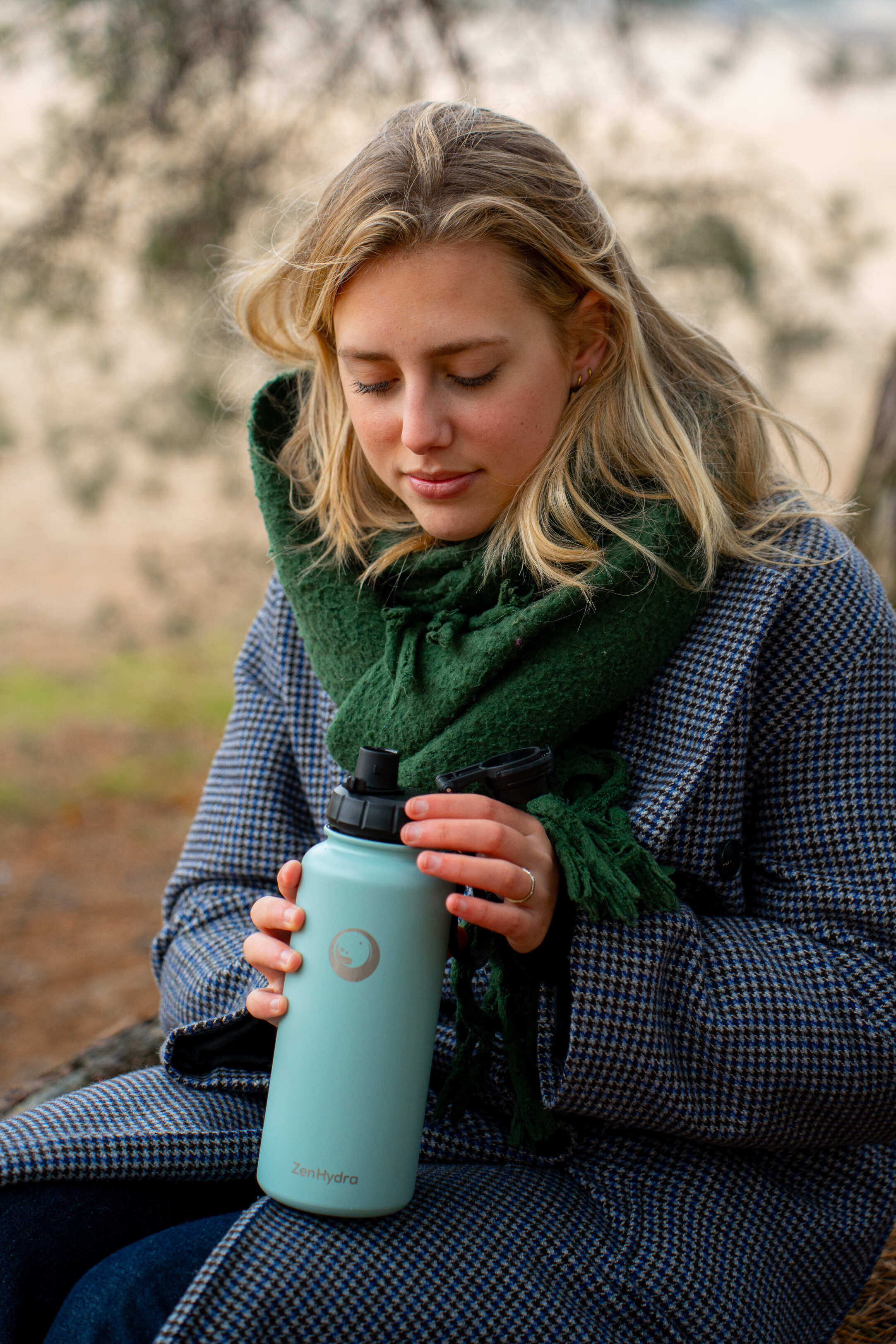 Vrouw met Zenhydra groene drinkfles