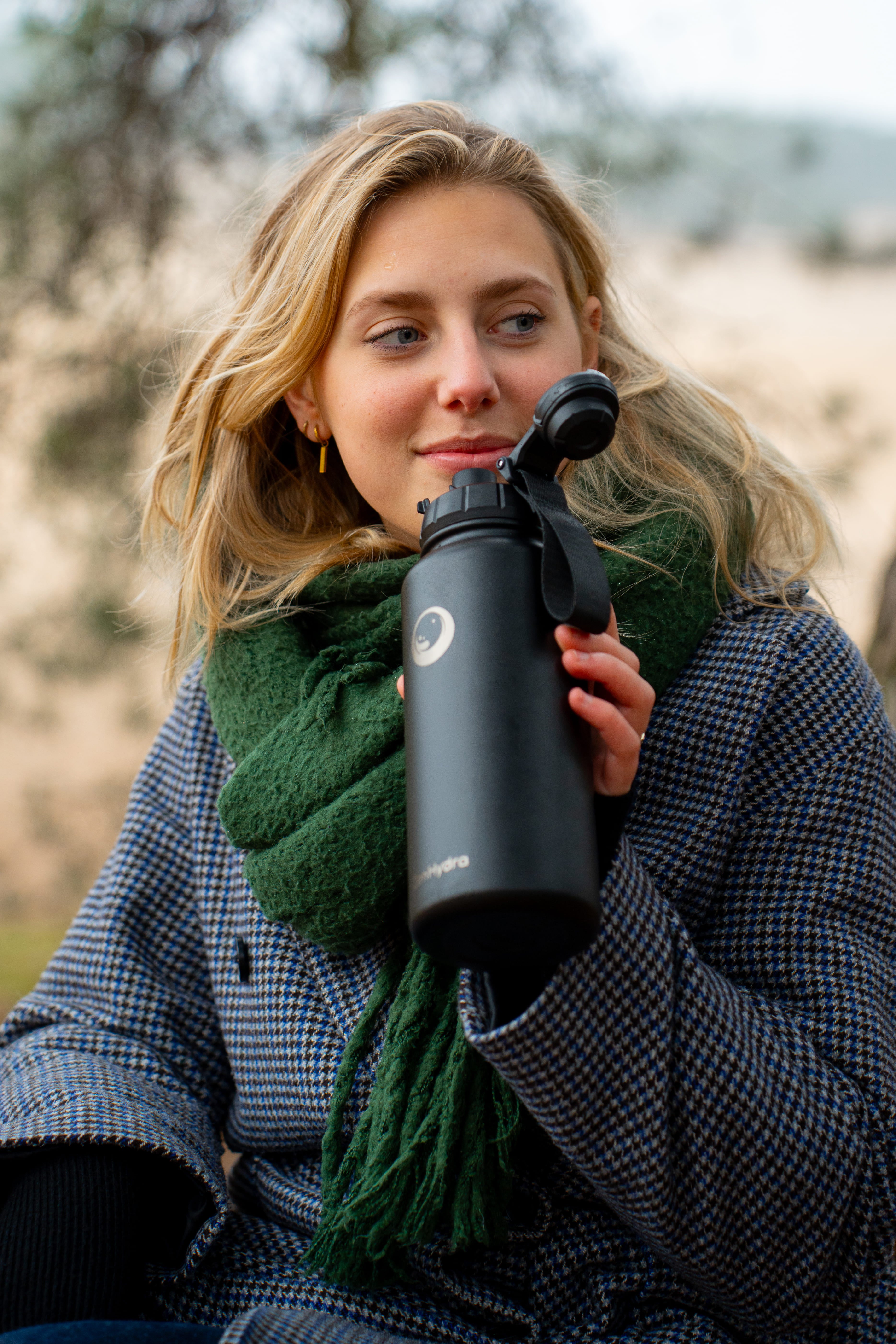 Vrouw met zwarte Zenhydra drinkfles