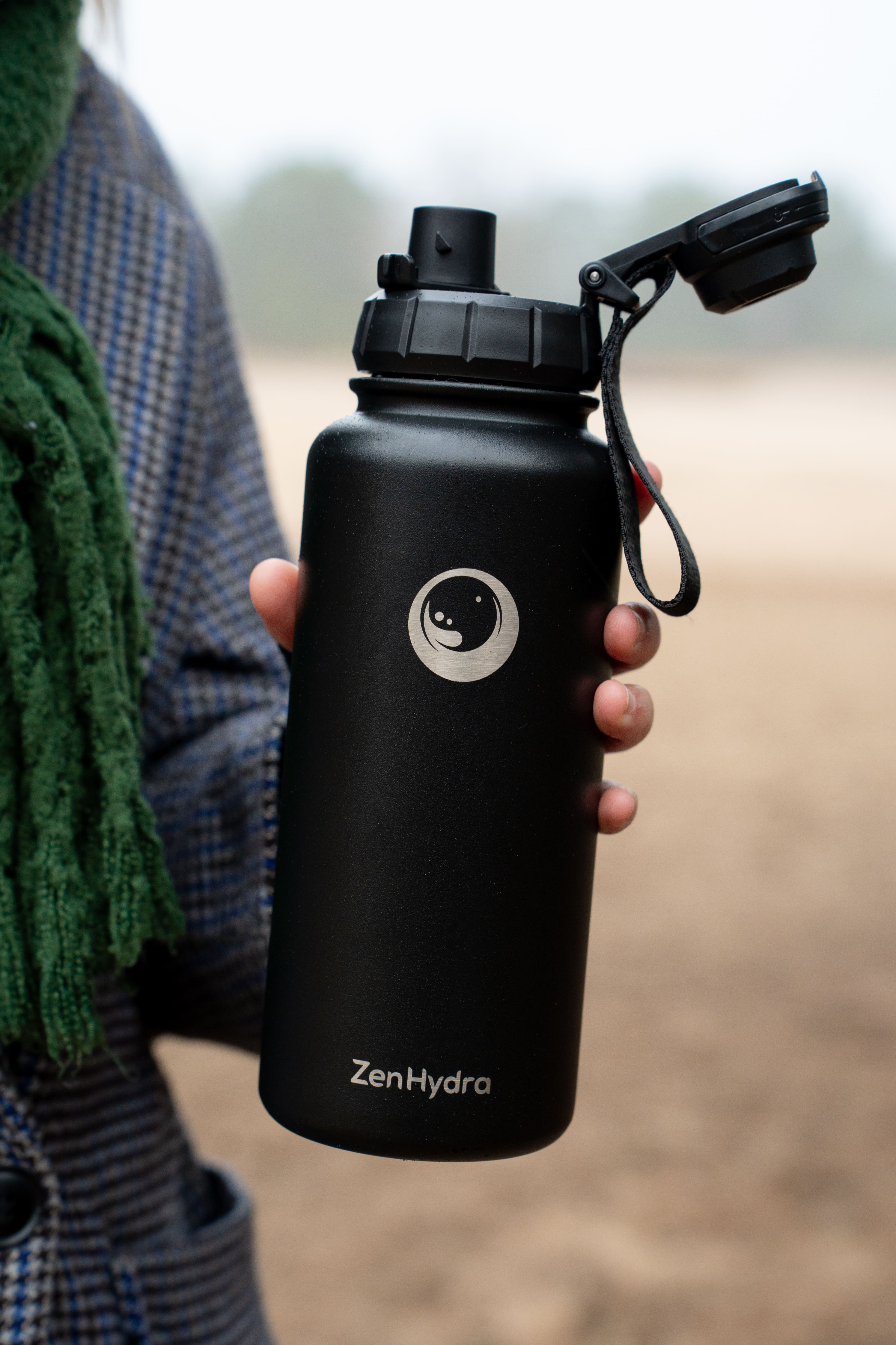 Vrouw houdt een Zenhydra zwarte drinkfles vast