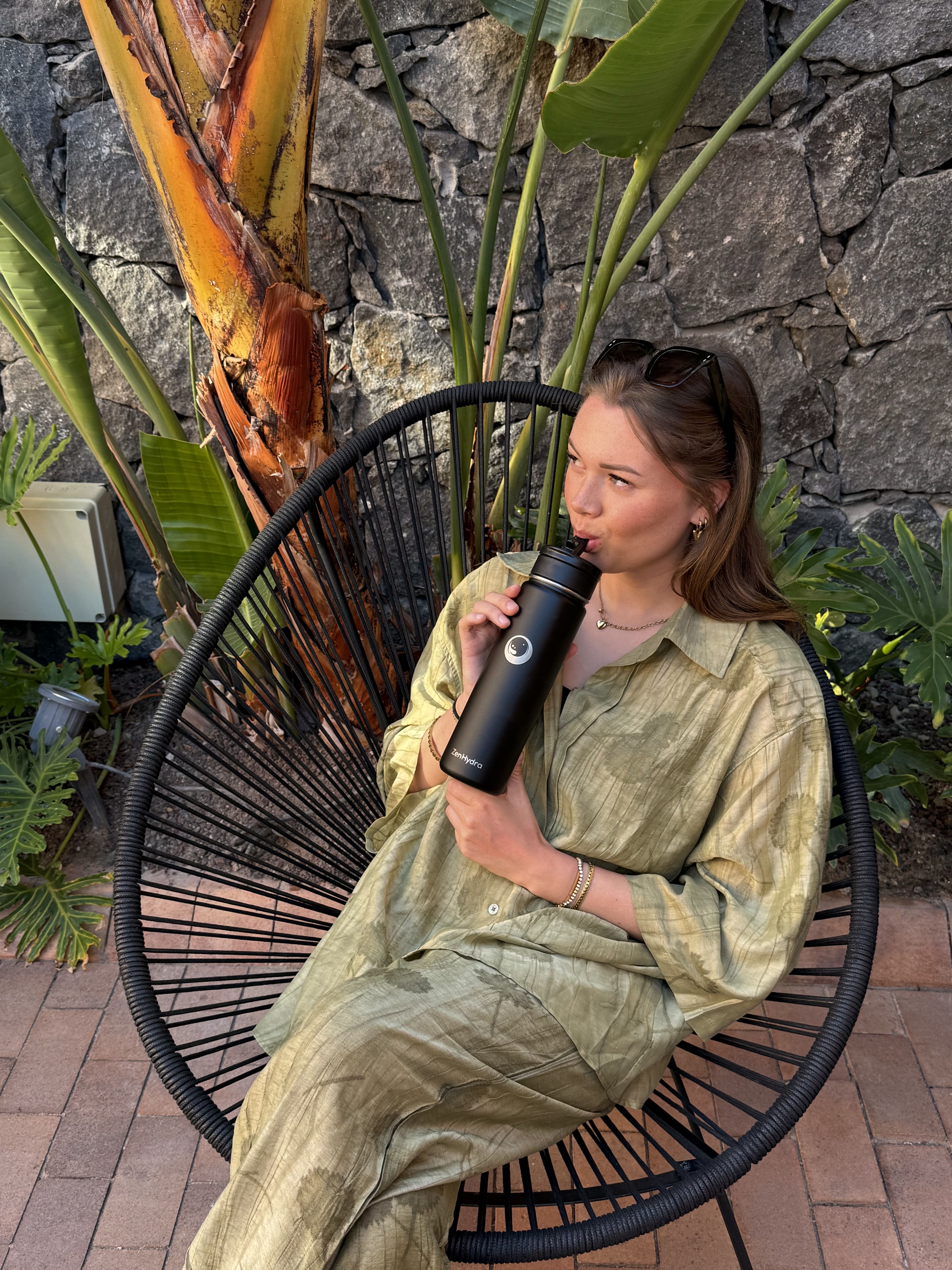 Vrouw in stoel met 650 ml drinkfles
