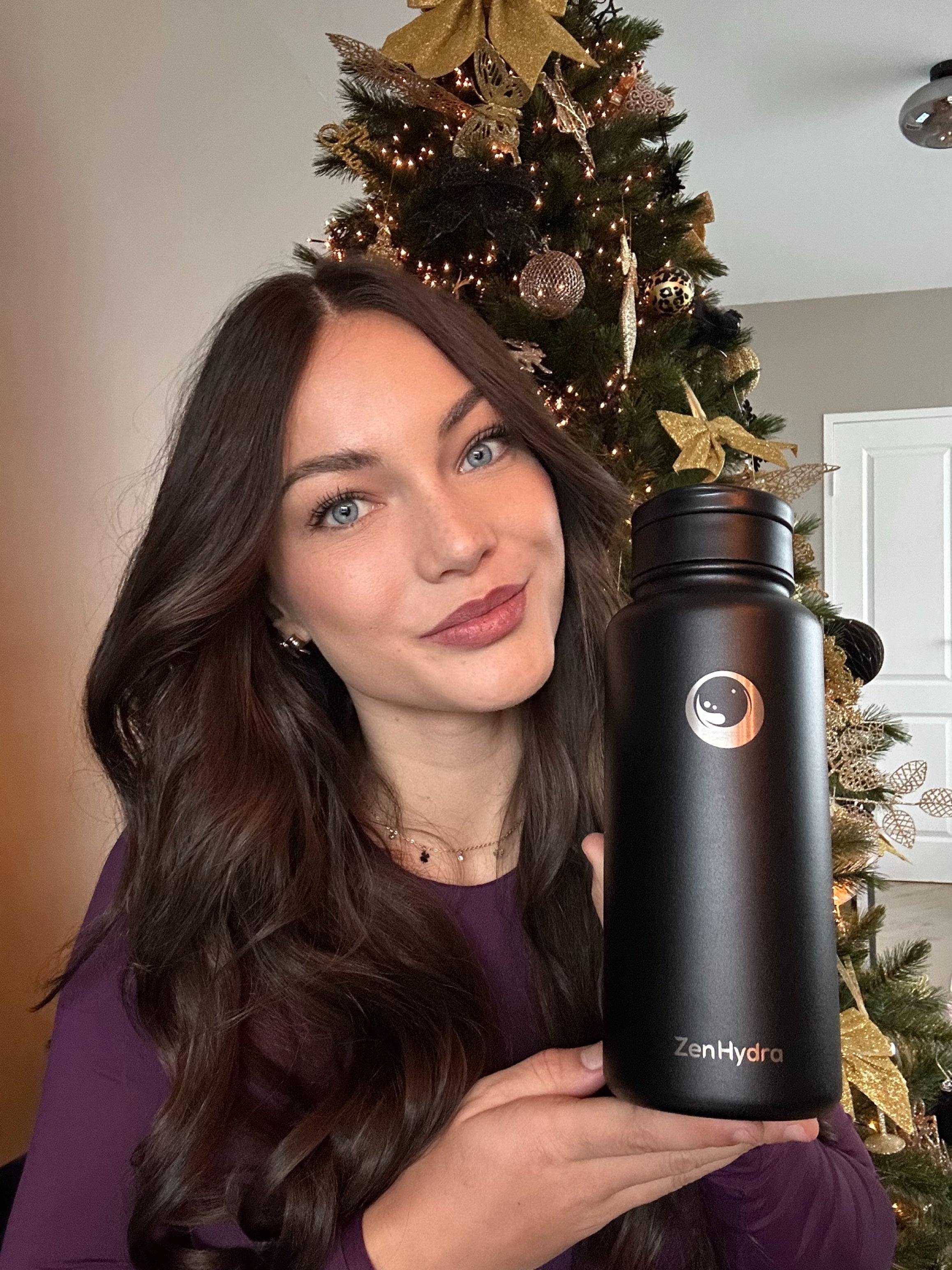 Vrouw met een zwarte Zenhydra drinkfles  